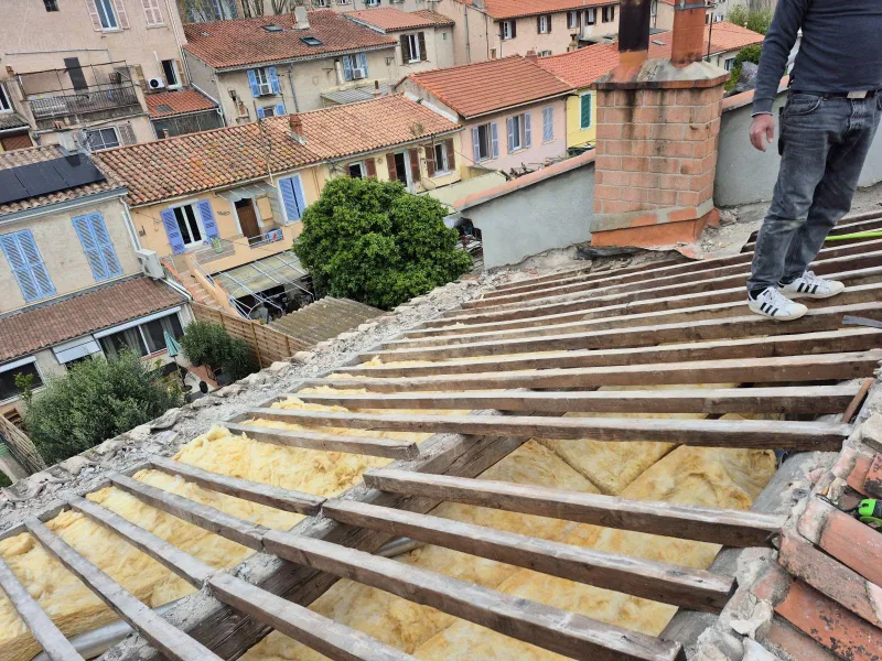 Chantier de couverture récent dans le Var